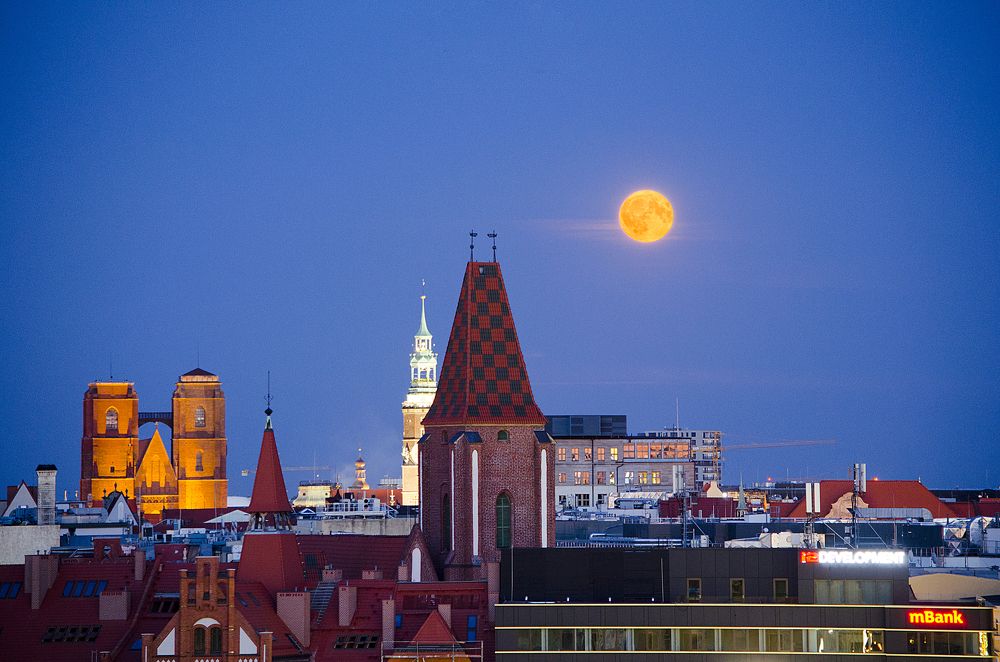 Full moon in the town