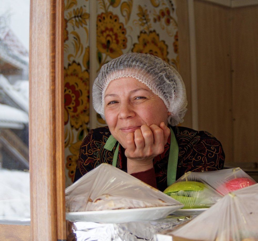 Продавщица продуктового киоска