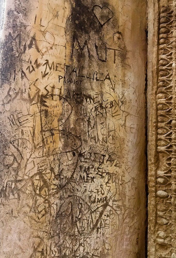 Надписи туристов на стене древнего Эфеса