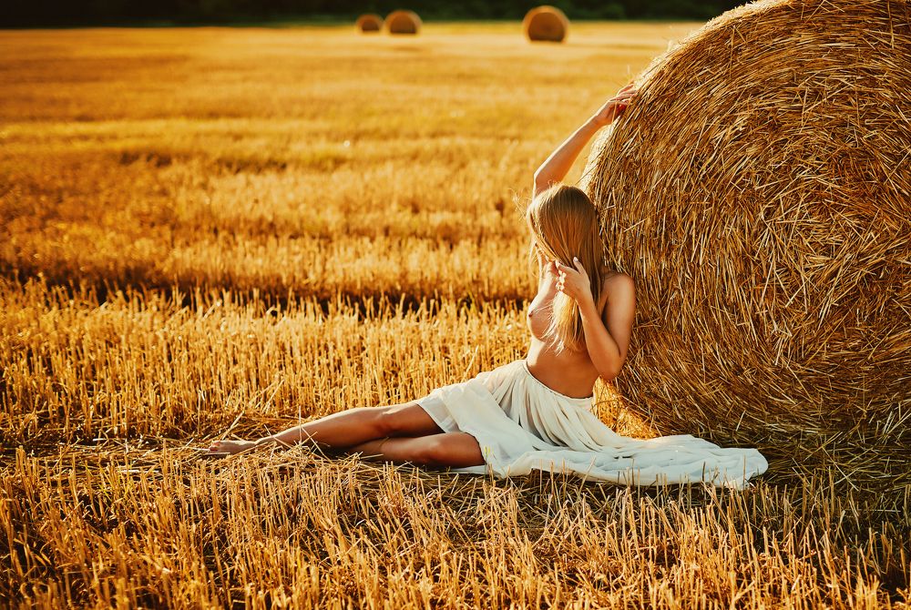 Девушка в скошенном поле