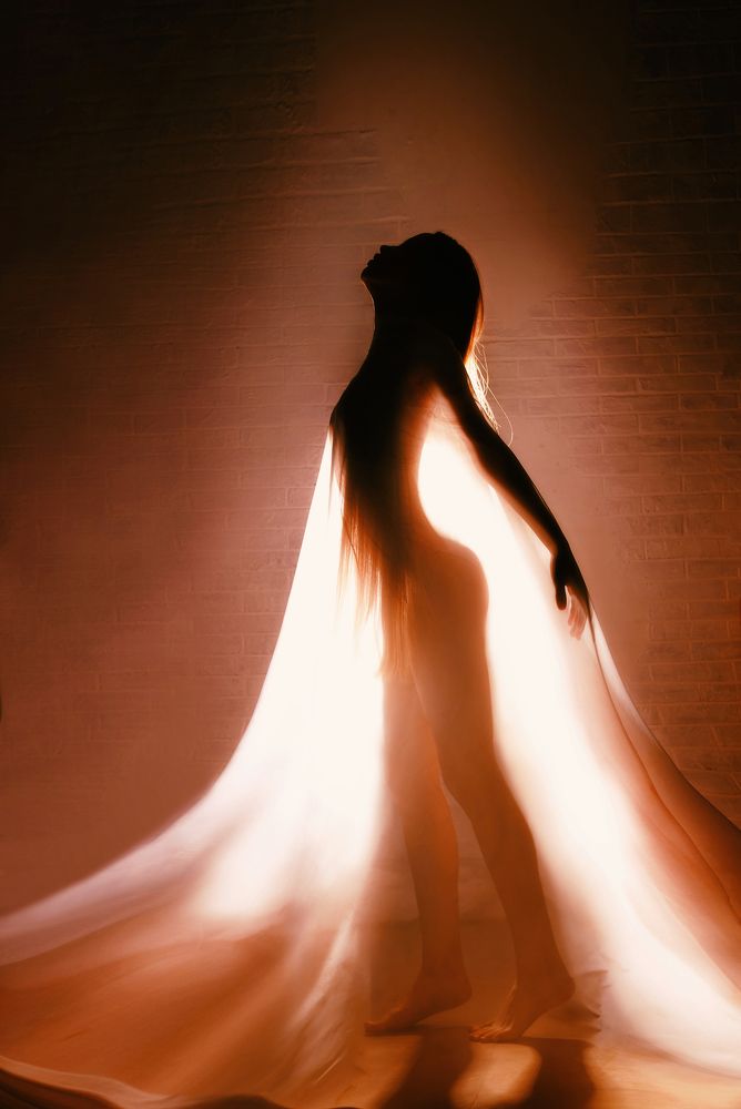 Девушка в платье из света