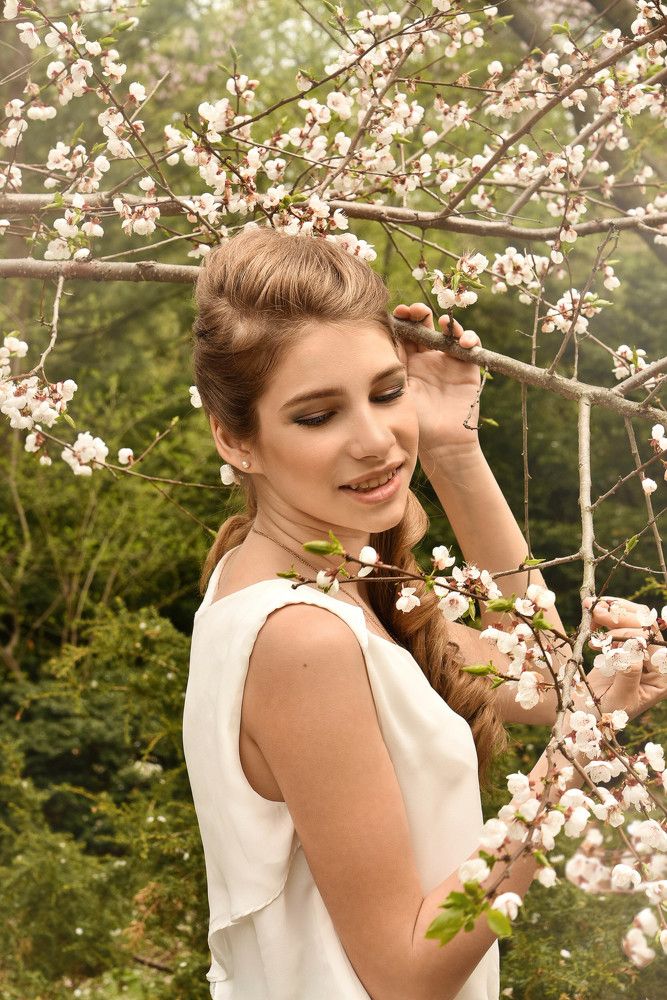 Девушка  в цветущем саду