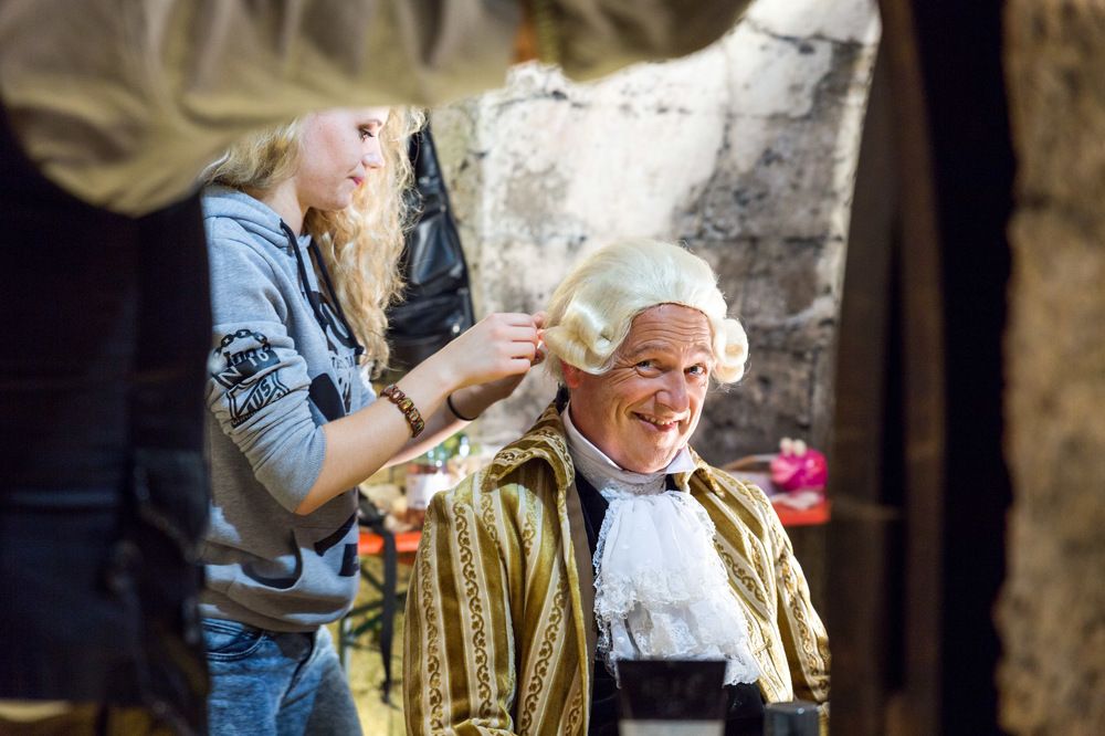 за кулисами