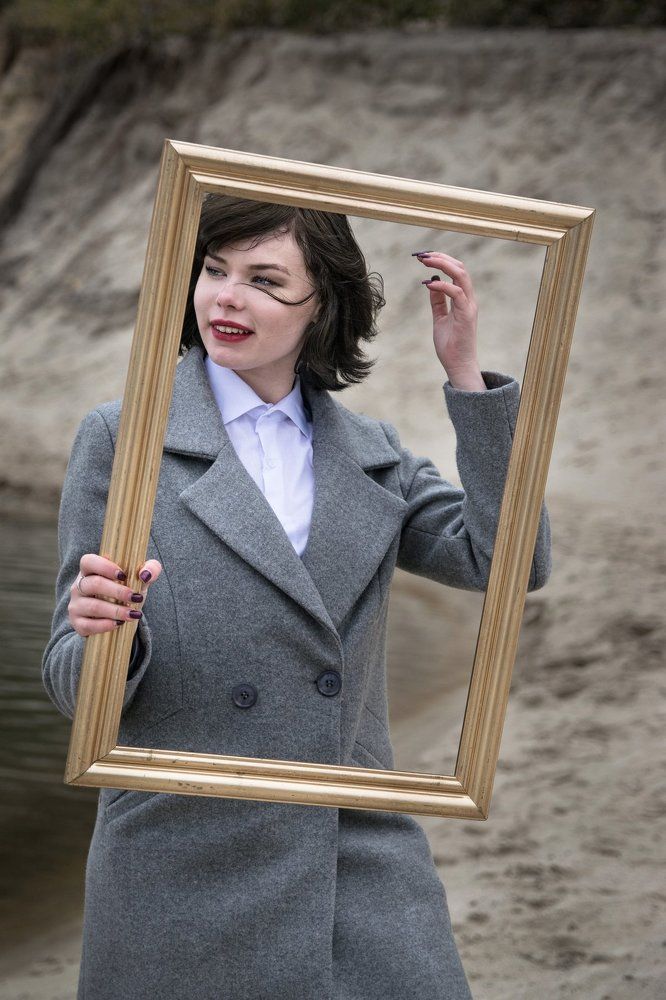 Девушка в рамках