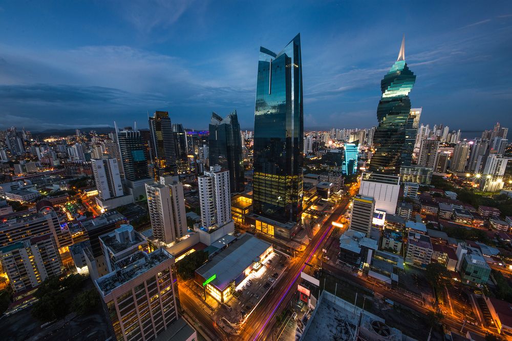Night lines at Panama city