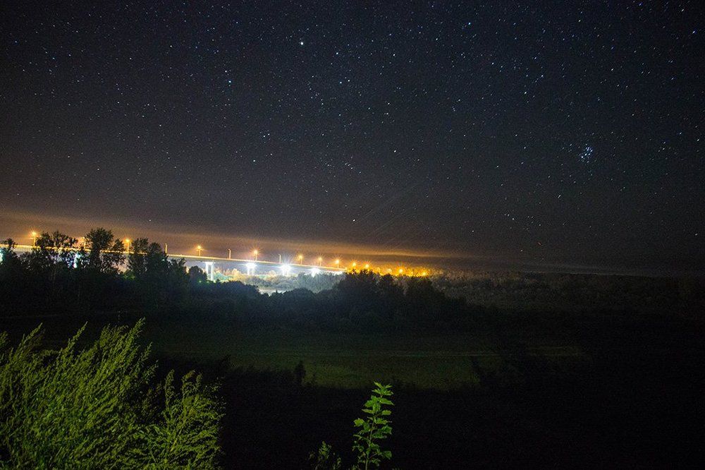 Горят огни далекие...