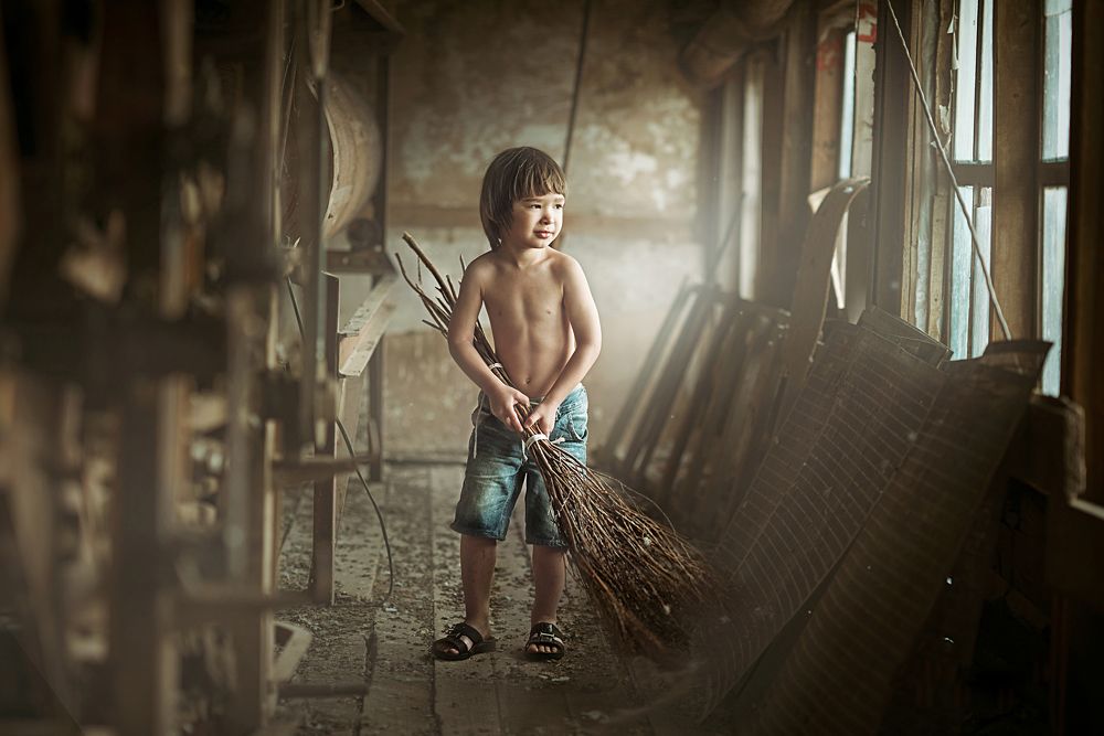 мальчик с веником