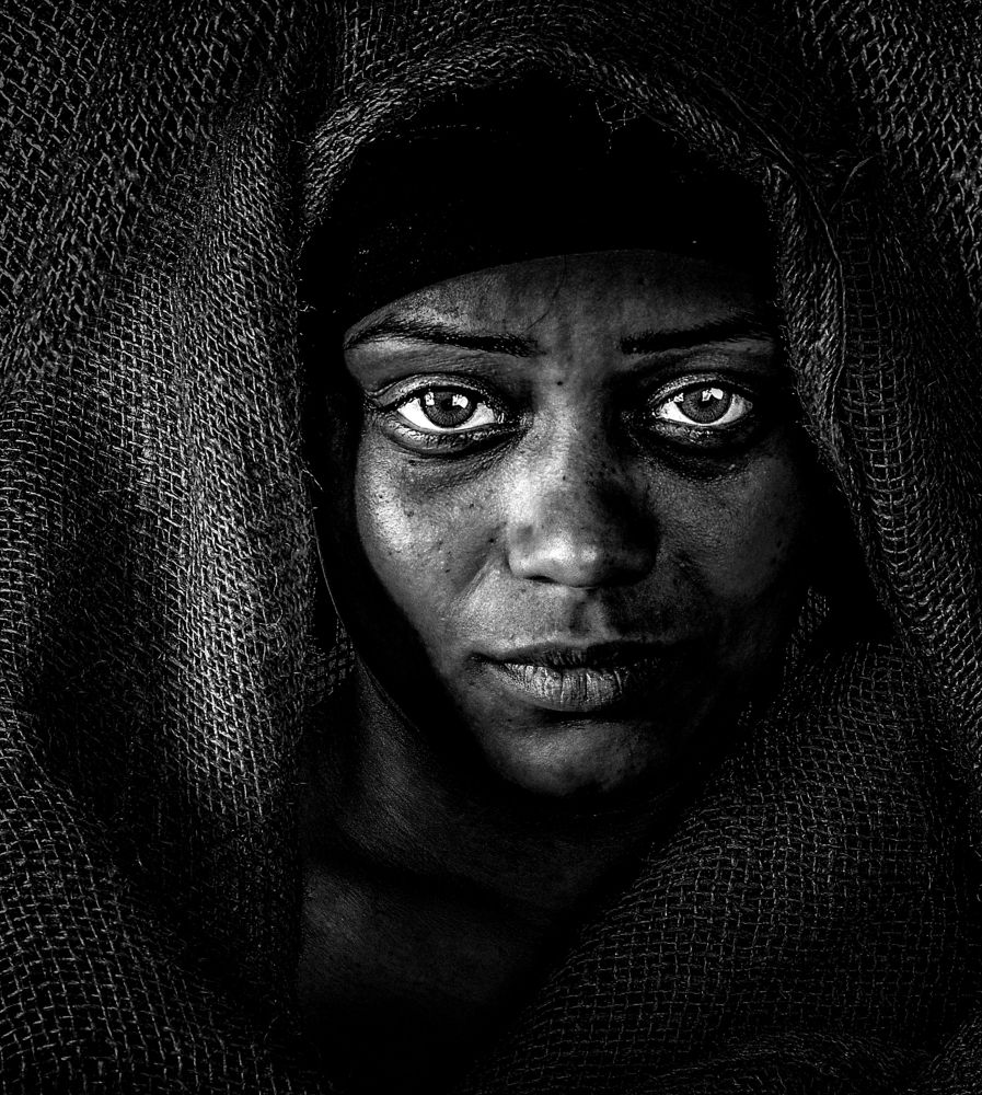 A woman living in the hell of patience and the suffering of poverty