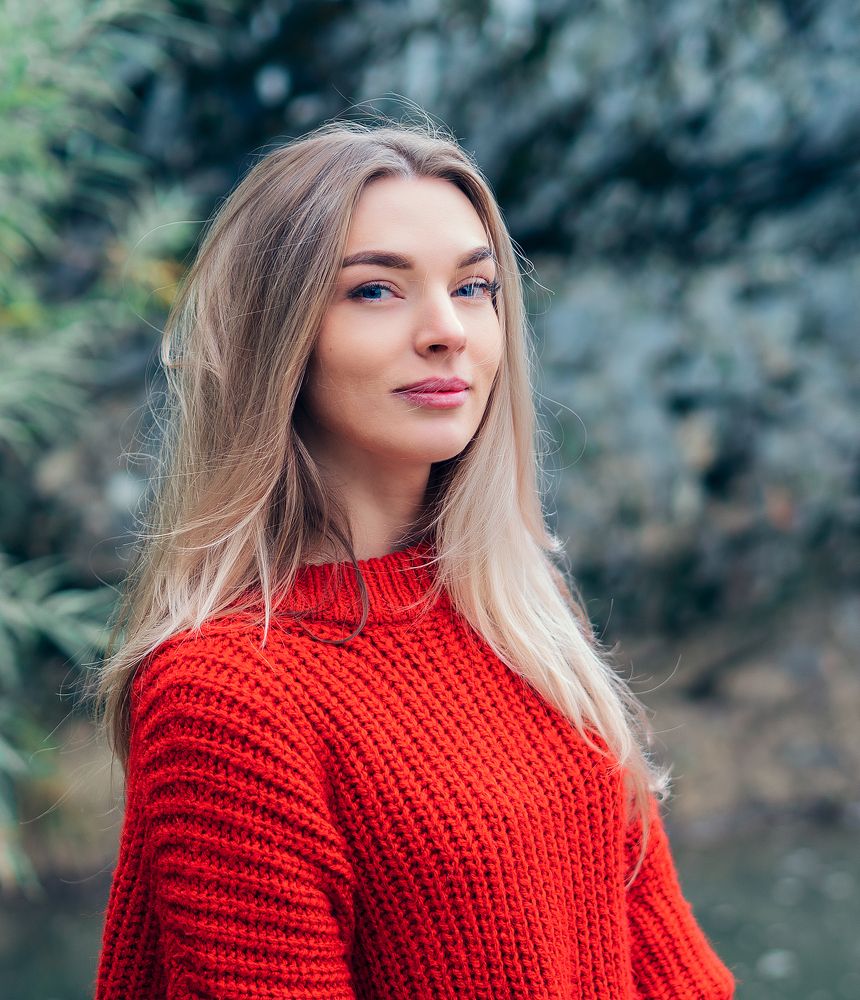 Девушка в красном