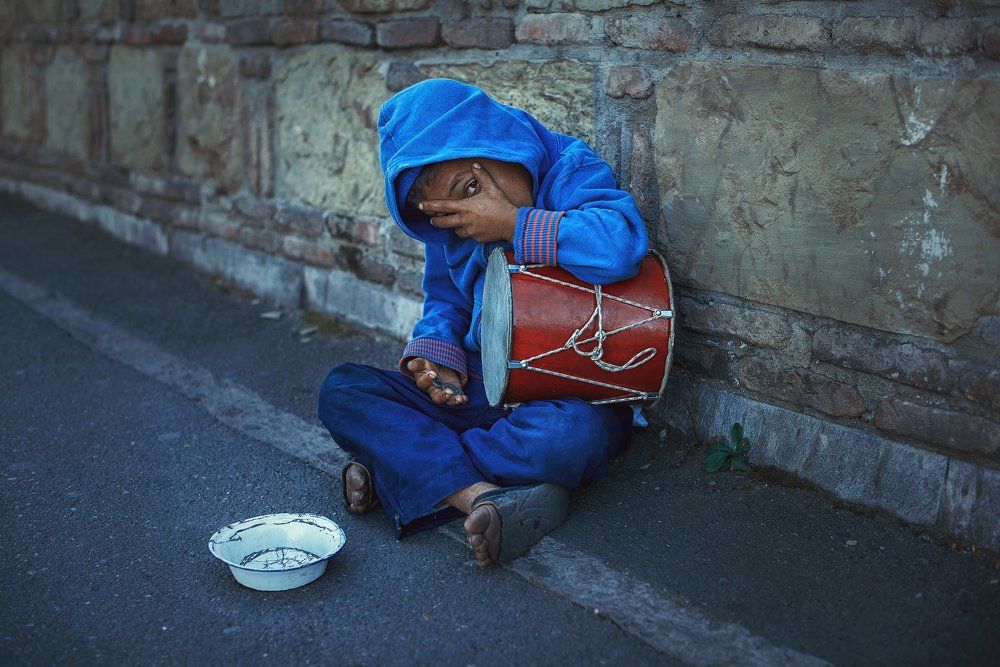 Собирающий мальчик