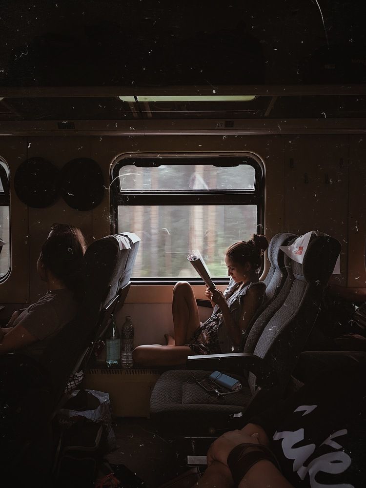 Девушка в поезде...