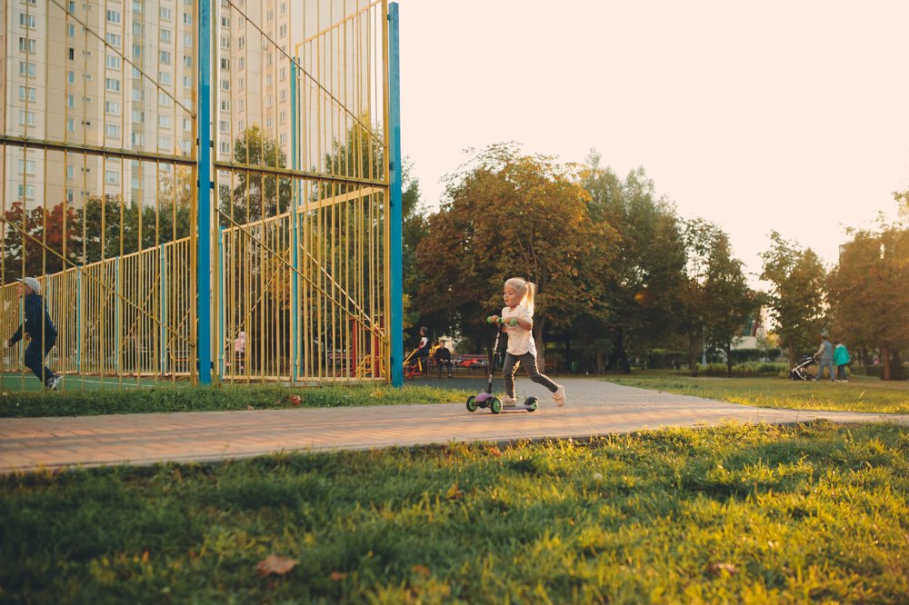 на самокате