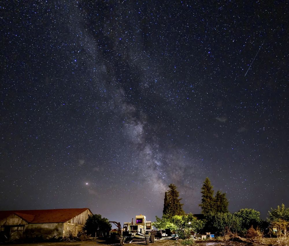 Ночь на сельском дворе .