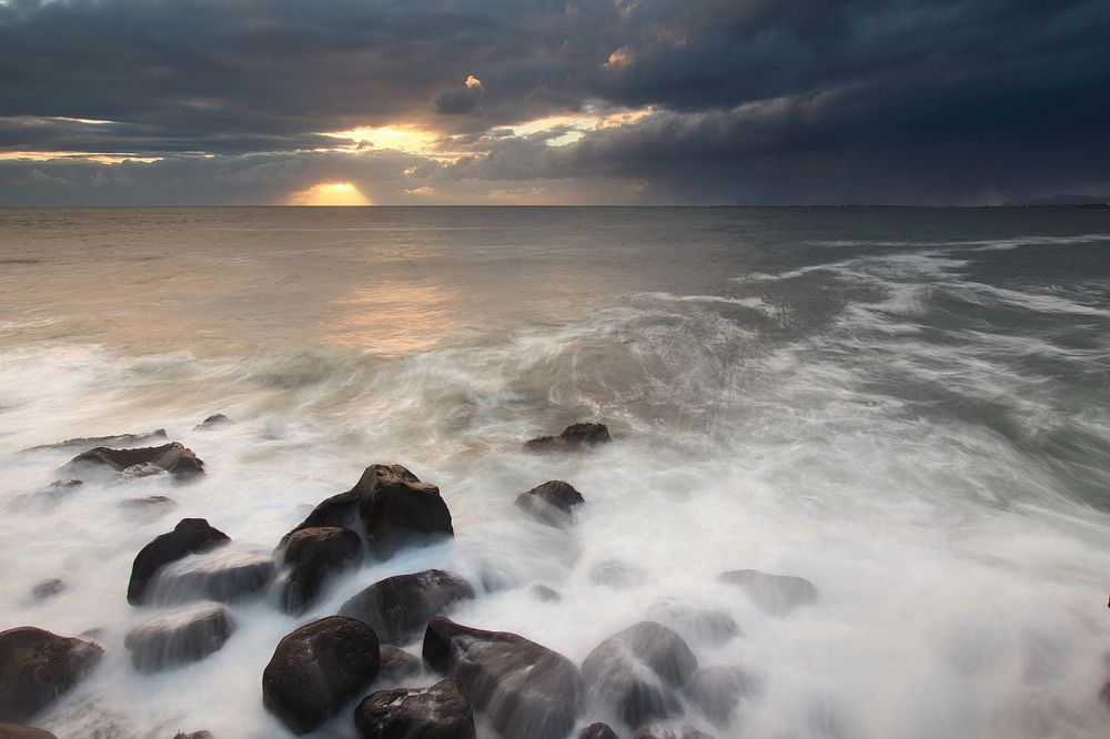 волна и берег