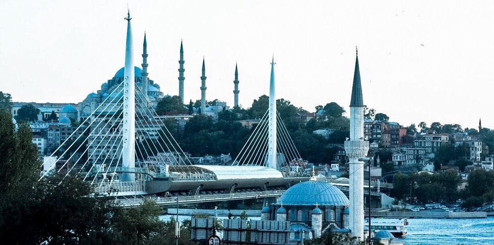 The mosque into the city