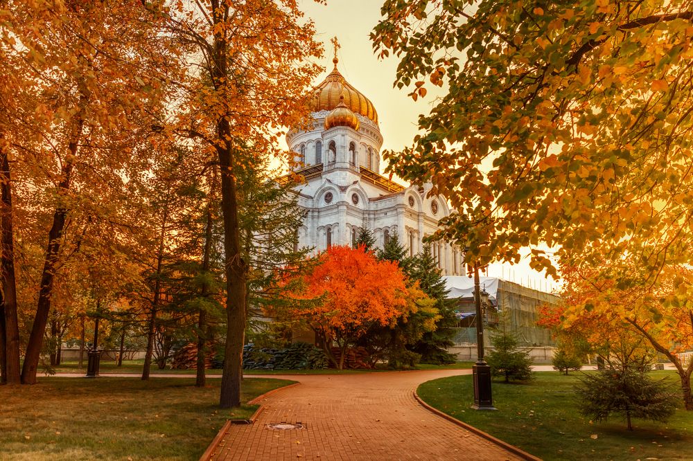 Парк возле храма Христу Спасителю