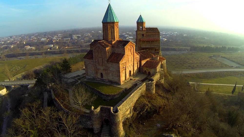 Вид на храм Греми и Алазанскую долину