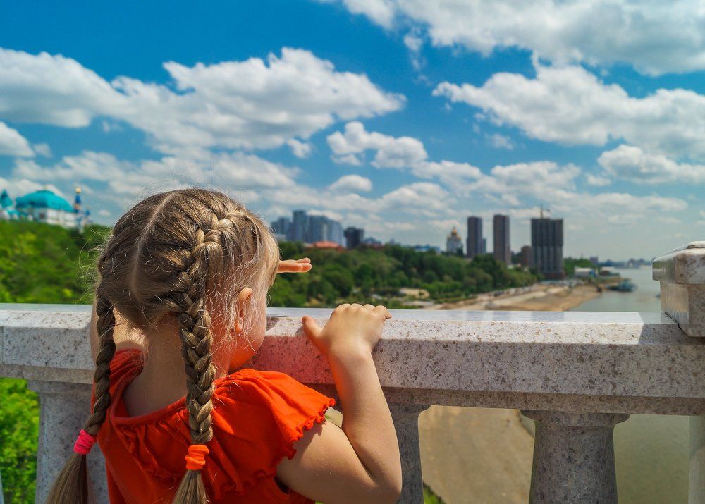 Девочка смотрит на Амур