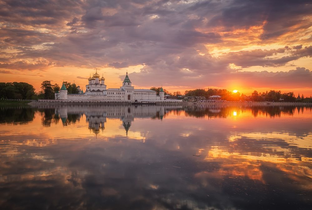 Ипатьевский монастырь на закате. Костромские зарисовки.