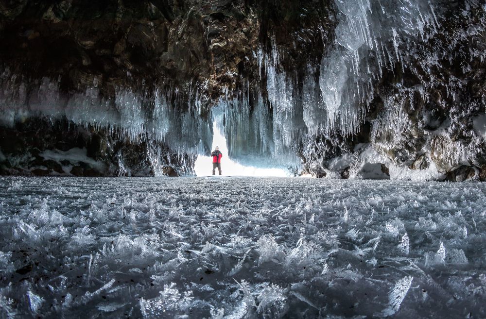 Зимний грот на Байкале