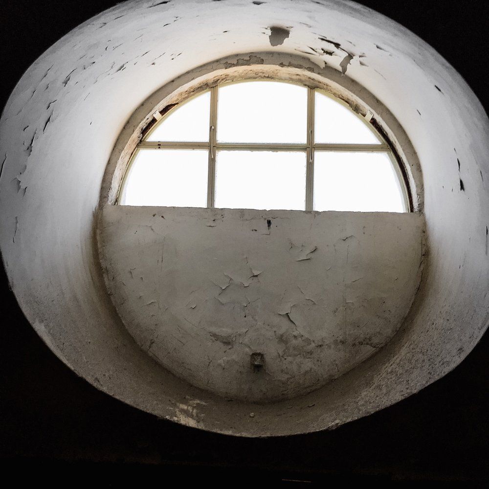 Светлое окно в темном царстве