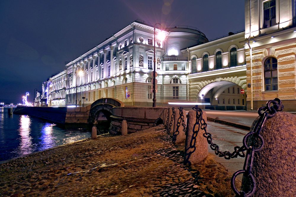 Дворцовая набережная и Эрмитажный мост Зимней канавки.