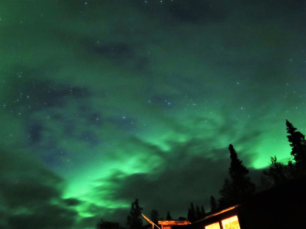 Северное сияние сквозь облака Aktse, Швеция