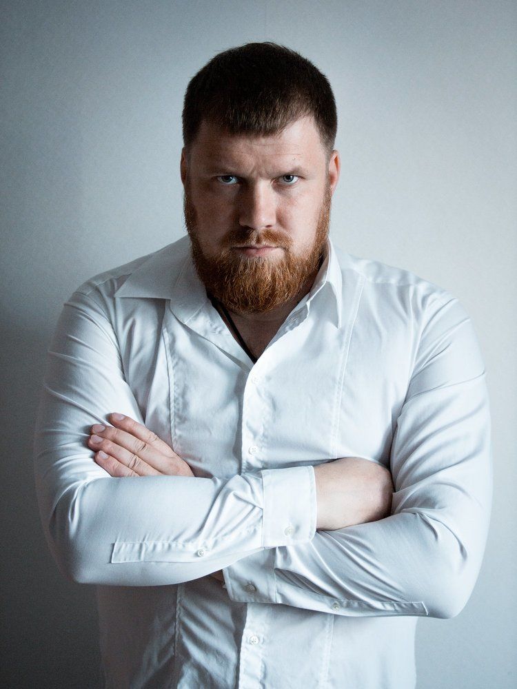 Викинг с рыжей бородой бил по лбу сковородой)