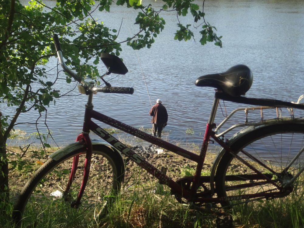 На рыбалке с велосипедом.