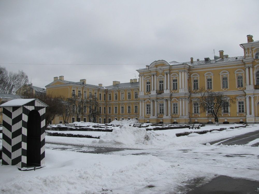 Будка и дворец