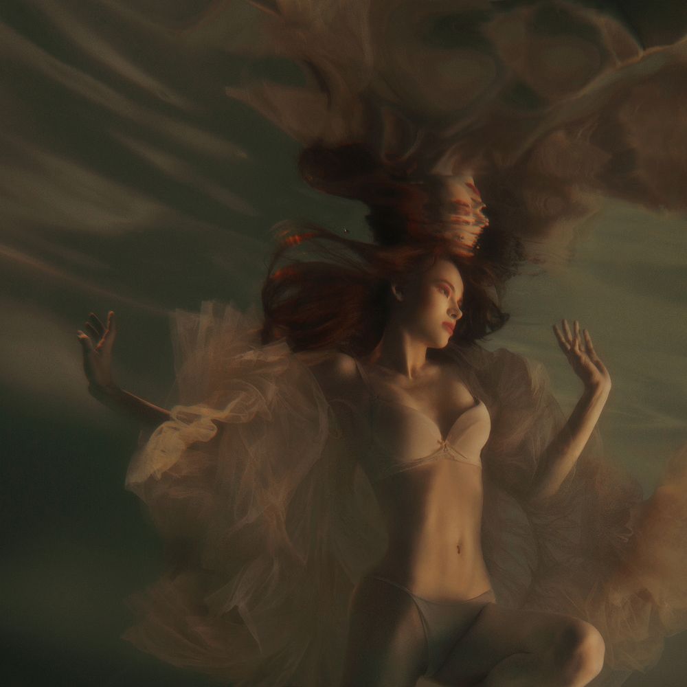 Танцующая в океане.