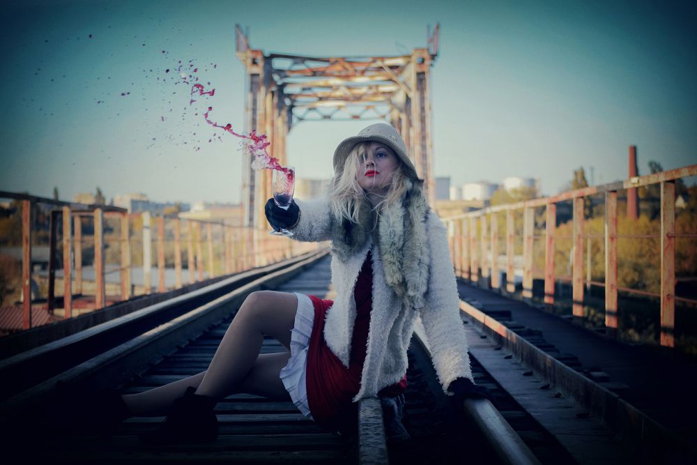 Девушка на мосту