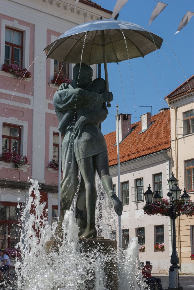 Целующиеся студенты