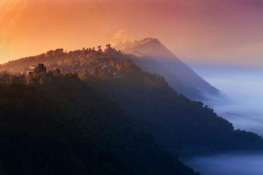 Восход в Кеморо Лаванг, Индонезия