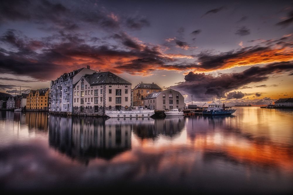 A peaceful sunset in Ålesund.