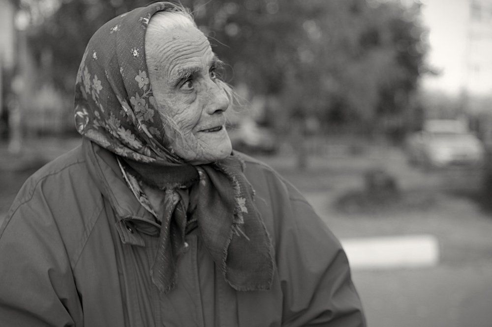 Незнакомая бабушка.