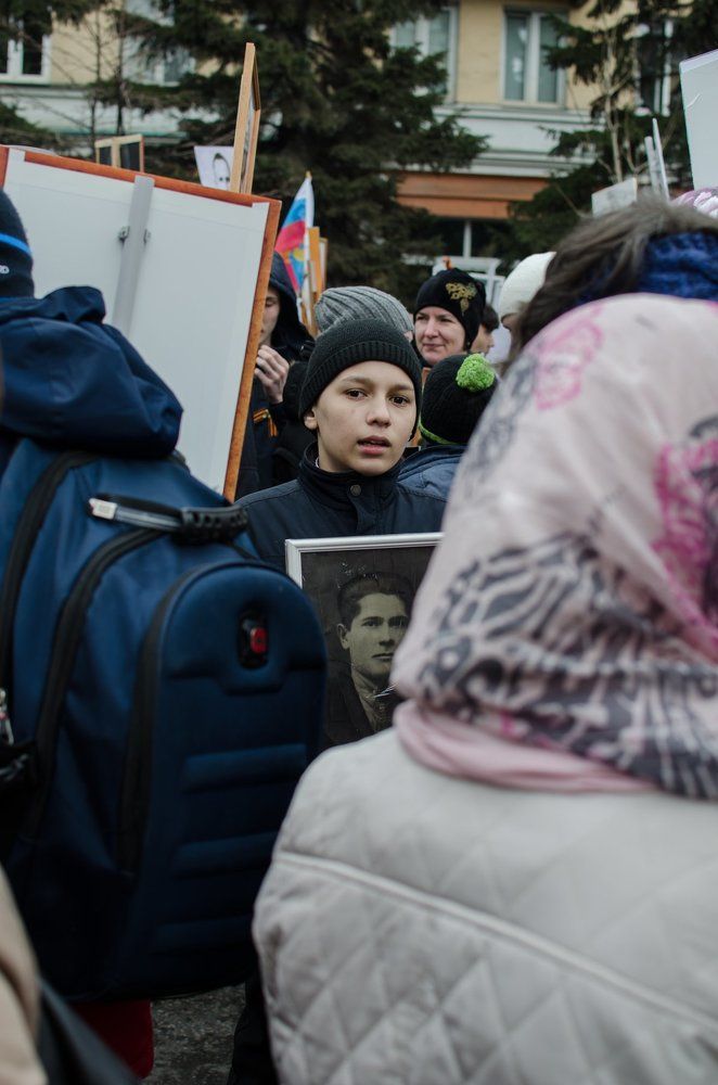 Мальчик с портретом