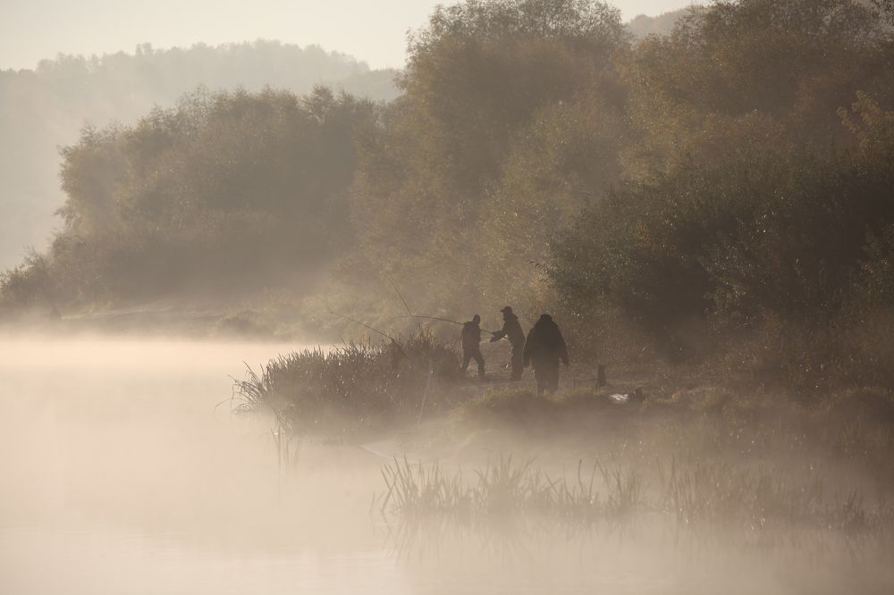 Рыбаки на Оке на рассвете