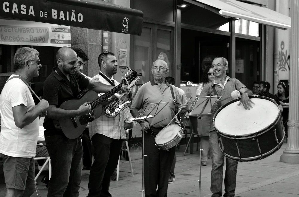 Band in the road / Porto city /Portugal