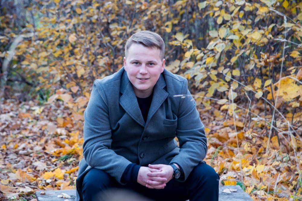 Позитивный молодой человек.