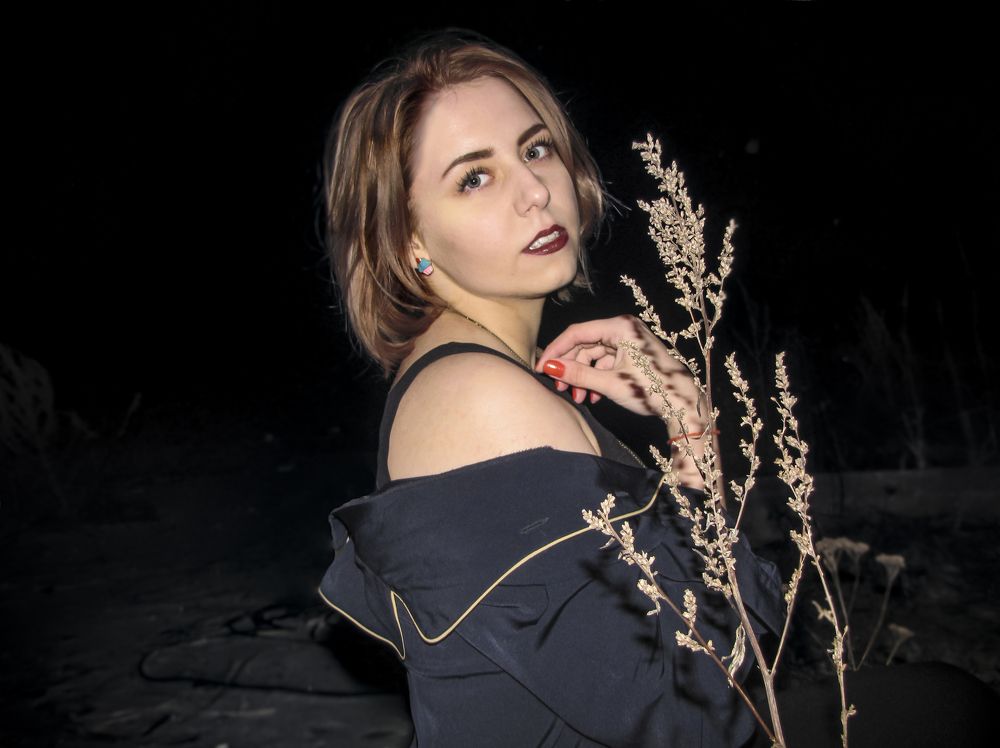 На холоде в ночи.