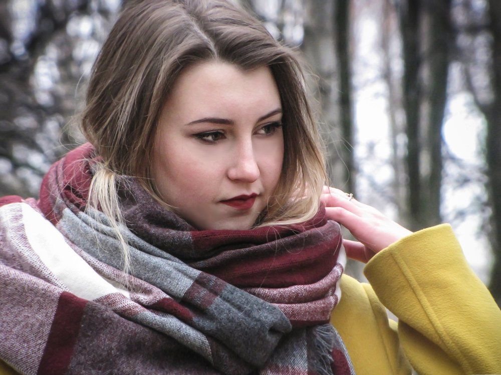 Девушка в желтом.