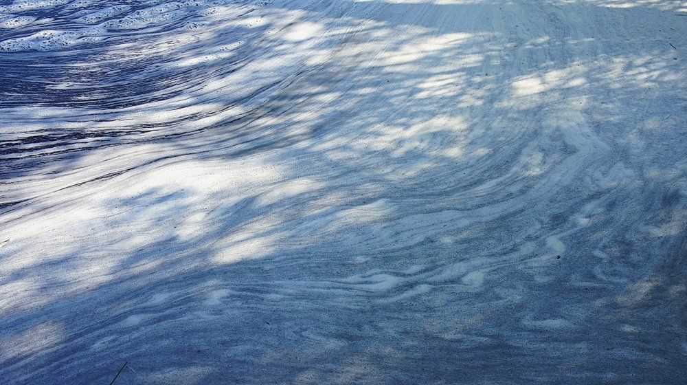 Абстрактные узоры на воде.