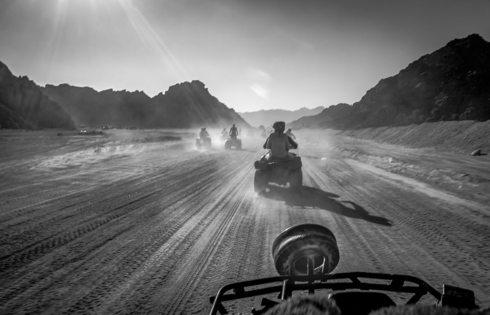 На квадроциклах в пустыню