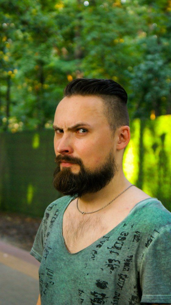 Улыбка бровями.