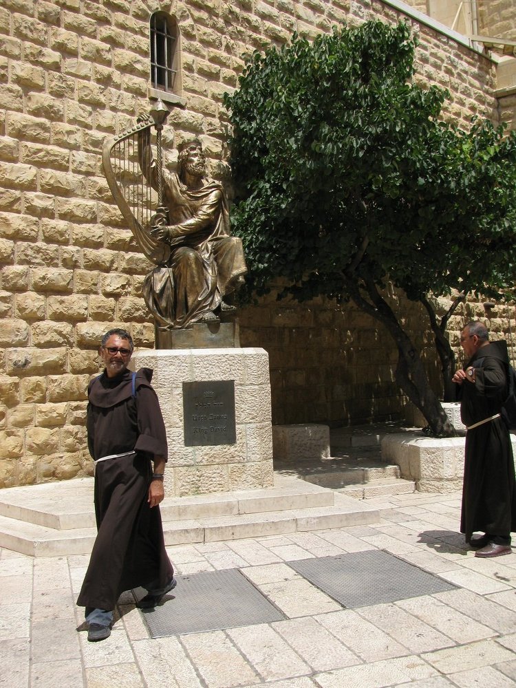 Католические монахи у памятника царю Давиду