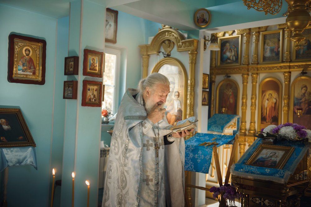 Батюшка читает Требник