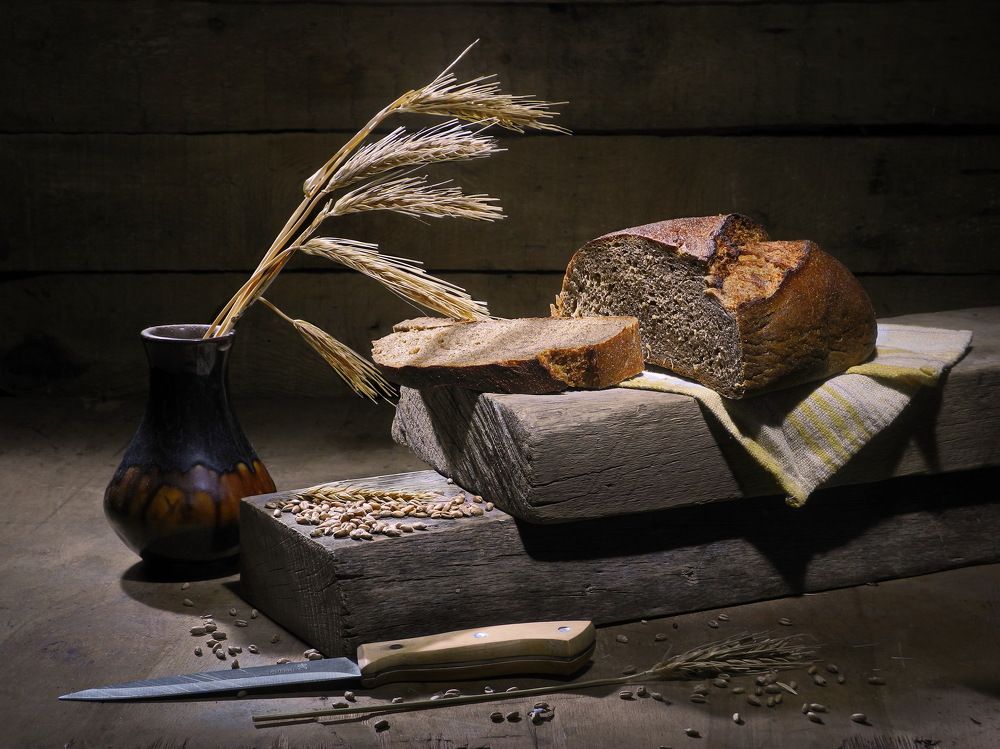 Калач приестся, а хлеб никогда.