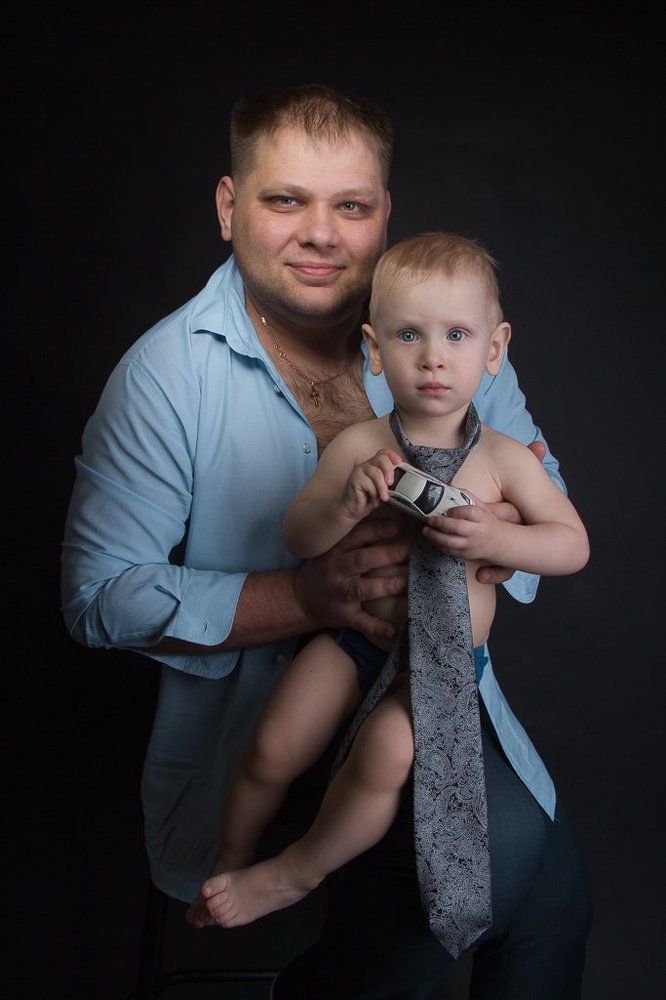 Портрет мужчины с ребенком на руках