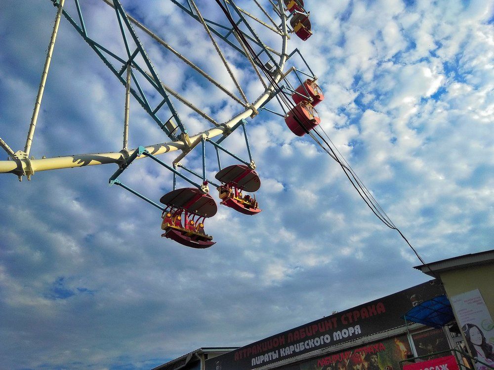 Колесо обозрения уходит в небо